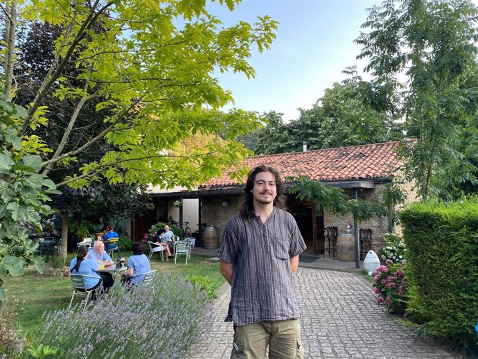 Bruno Aguado junto al bar 'Tentempié' de San Millán de la Cogolla