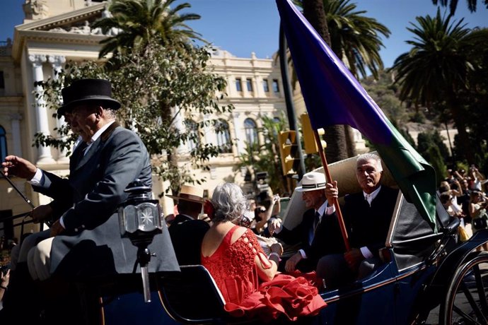 En un coche de caballos engalanado, el alcalde de Málaga, Francisco de la Torre; la concejala delegada de Fiestas, Teresa Porras; el presidente del Centro Histórico, Rodrigo Bocanegra; y el abanderado de la Feria, Manuel Sarria, han encabezado la romería.