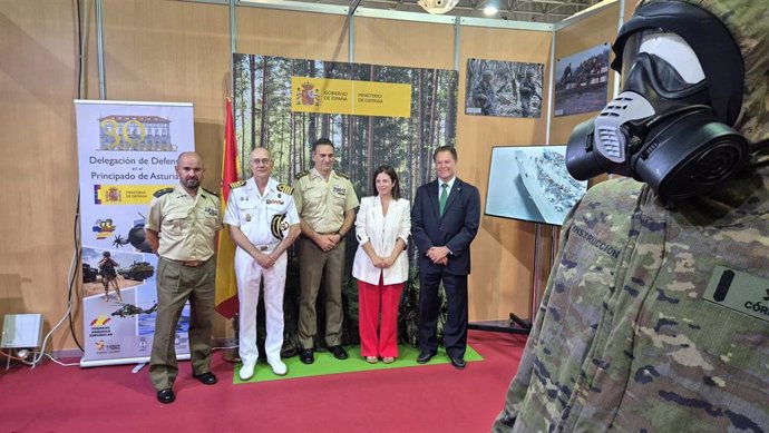 Adriana Lastra en el Día de las Fuerzas Armadas en la FIDMA.