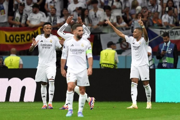 El delantero del Real Madrid Kylian Mbappé celebra un gol junto a sus compañeros en la Supercopa de Europa 2024. 