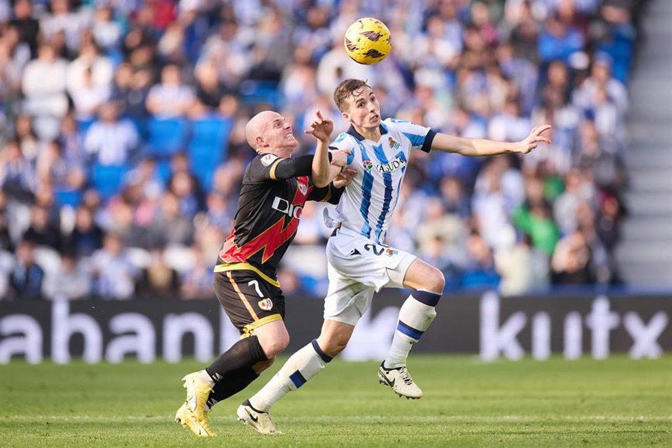 Archivo - El centrocampista del Rayo Vallecano Isi Palazón, ante el central de la Real Sociedad Jon Pacheco en LaLiga EA Sports 2023-2024.