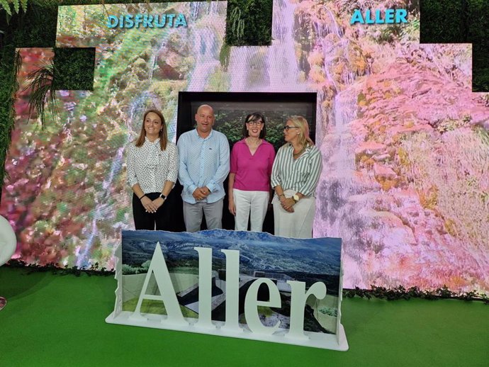 De izquierda a derecha, Rosa Martínez, vocal del comité ejecutivo de la Cámara de Gijón; Juan Carlos iglesias, alcalde de Aller; Nieves Roqueñi, consejera de Transición Ecológica, y Lara Martínez, viceconsejera de Turismo.