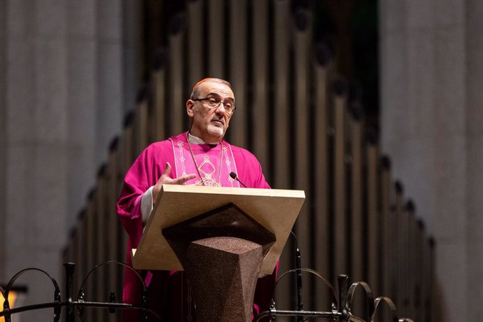 Archivo - El patriarca latino de Jerusalén y cardenal, Pierbattista Pizzaballa, y el cardenal arzobispo de Barcelona, Juan José Omella, concelebran una misa por la paz, en la Sagrada Familia, a 18 de febrero de 2024, en Barcelona, Catalunya (España). Esta