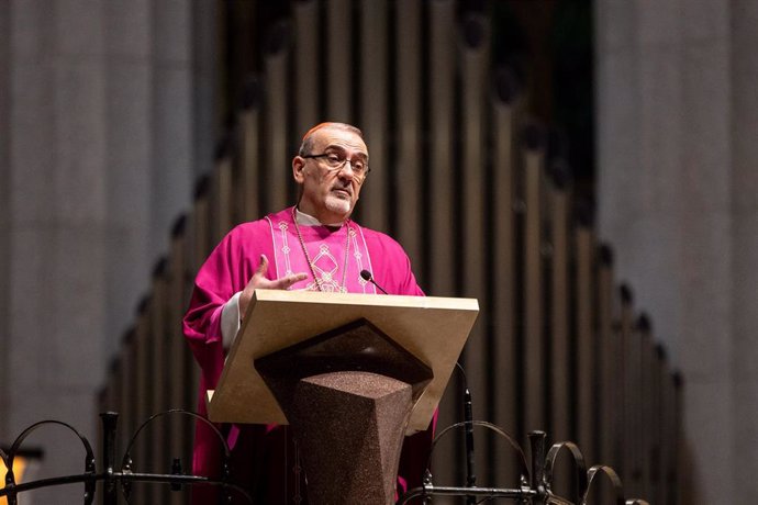 Archivo - El patriarca latino de Jerusalén y cardenal, Pierbattista Pizzaballa, y el cardenal arzobispo de Barcelona, Juan José Omella, concelebran una misa por la paz, en la Sagrada Familia, a 18 de febrero de 2024, en Barcelona, Catalunya (España).