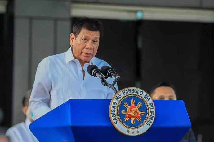 Archivo - (210228) -- MANILA, Feb. 28, 2021 (Xinhua) -- Philippine President Rodrigo Duterte welcomes the arrival of the shipment of the Sinovac vaccine CoronaVac at a Philippine Air Force base in Manila, the Philippines on Feb. 28, 2021.   A batch of Sin