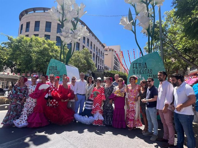 El consejero de Agricultura, Pesca, Agua y Desarrollo Rural de la Junta de Andalucía, Ramón Fernández-Pacheco, rodeado de otras autoridades durante la inauguración de la Feria del Mediodía en Almería.