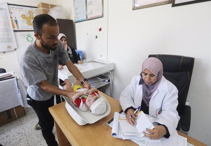 Un bebé de Gaza recibe atención en un hospital del enclave 