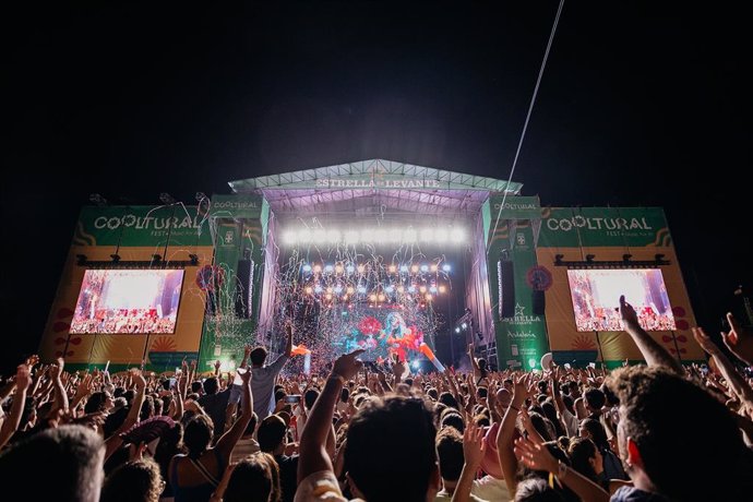 Apoteósica primera jornada del Cooltural Fest en el ampliado Recinto de Conciertos del Ferial de Almería.