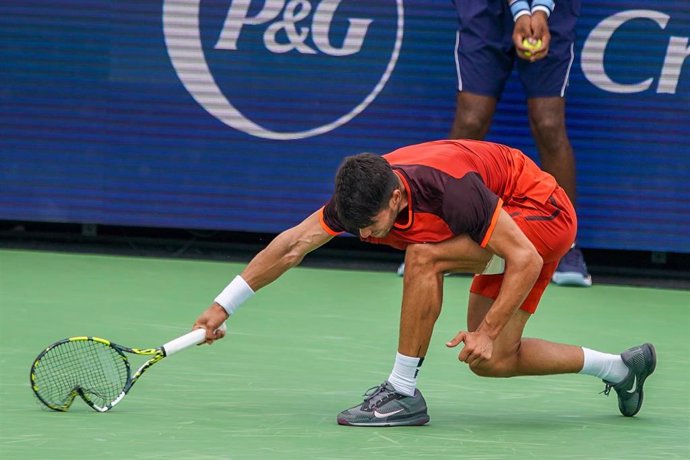 El tenista español Carlos Alcaraz rompe su raqueta en el torneo de Cincinnati 2024.