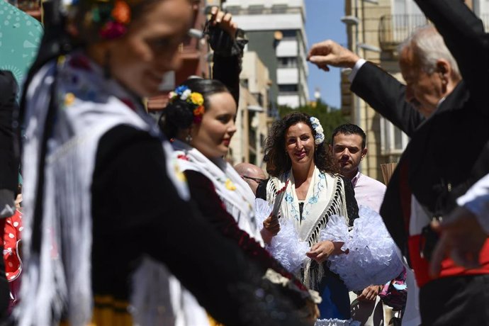 La alcaldesa de Almería, María del Mar Vázquez, asiste a un espectáculo de baile en la Puerta de Purchena.