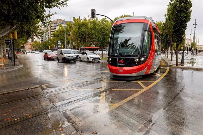 Tranvía a su paso por la plaza Paraíso.