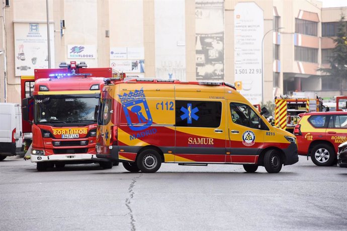 Archivo - Imagen de archivo de Bomberos del Ayuntamiento de Madrid en las labores de extinción de un incendio