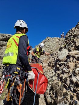 Rescatada una mujer francesa tras sufrir un fuerte golpe mientras rapelaba en Vega de Liébana