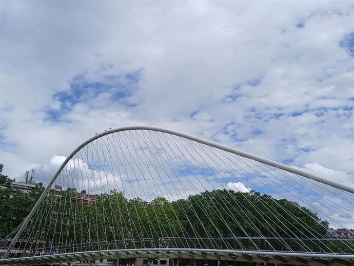 Archivo - Nubes y claros en Bilbao.