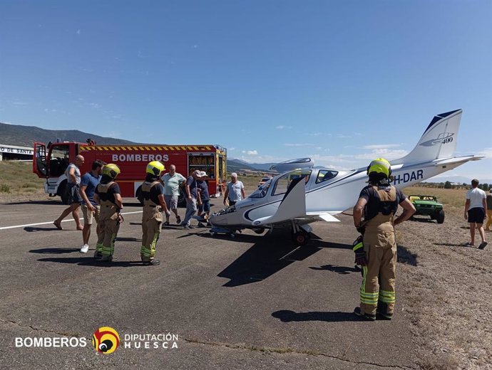 Bomberos de la DPH junto al ultraligero en el aeródromo de Santa Cilia