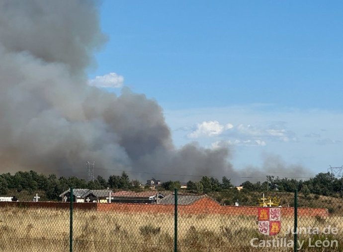 Incendio forestal en Aldea de la Valdoncina (León).