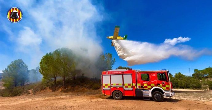 Bomberos controlan un incendio forestal en Ayora (Valencia) cerca de la carretera CV-440