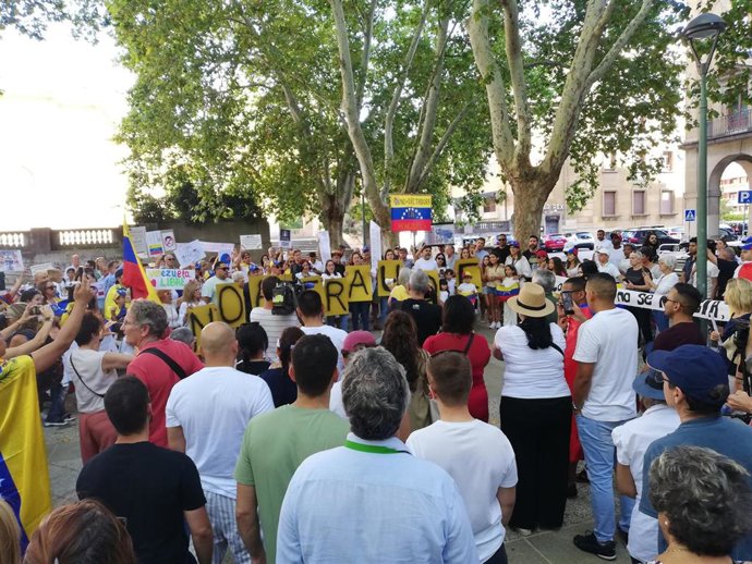 Movilización en Pamplona en protesta por el "fraude" en las elecciones en Venezuela y para reclamar la victoria de Edmundo González.