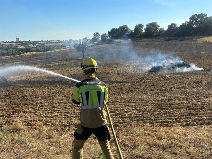 Un bombero del Ayuntamiento de Huesca trabajando en el incendio de Angüés.