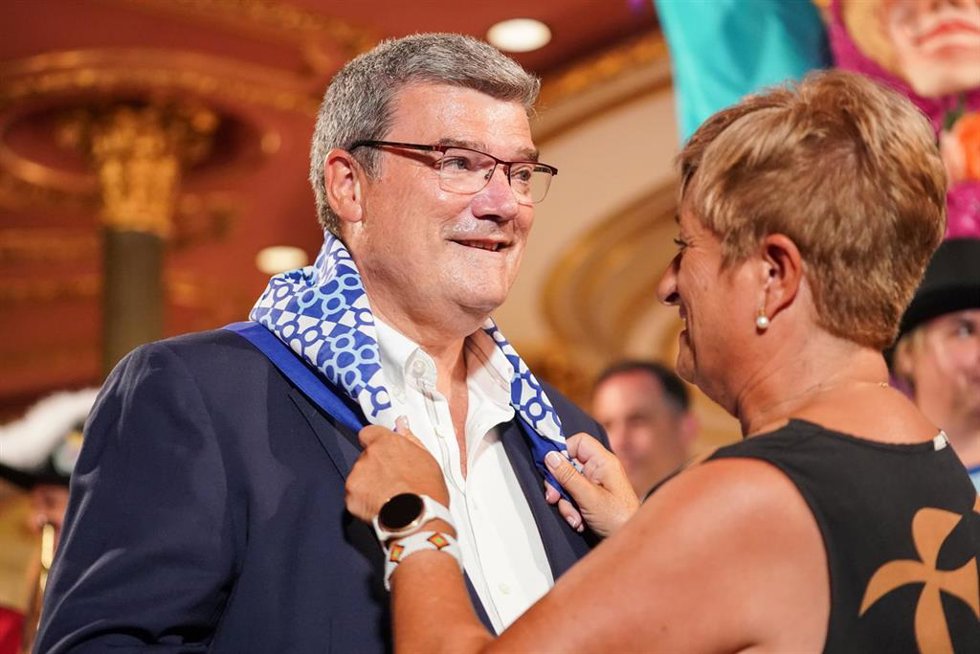El alcalde de Bilbao, Juan María Aburto y la concejala de Fiestas, Itziar Urtasun, durante la recepción oficial de la Semana Grande de Bilbao 2024, en el Teatro Arriaga, a 17 de agosto de 2024, en Bilbao, Vizcaya, País Vasco (España). La Bilboko Aste Na