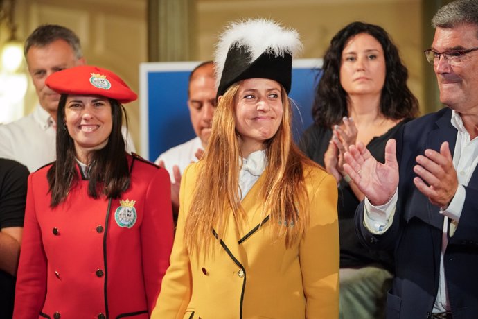 (I-D) La txupinera, Nagore Ugarte; la pregonera, Itziar Ituño y el alcalde de Bilbao, Juan María Aburto, durante la recepción oficial de la Semana Grande de Bilbao 2024, en el Teatro Arriaga, a 17 de agosto de 2024, en Bilbao, Vizcaya, País Vasco 