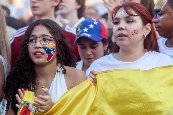 Varias personas durante una concentración contra Nicolás Maduro, en la Puerta del Sol, a 3 de agosto de 2024, en Madrid (España). 