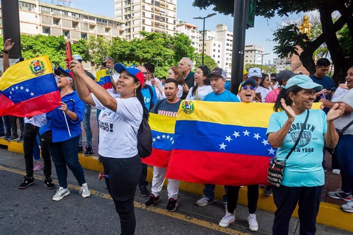 Archivo - Manifestantes opositores en Venezuela