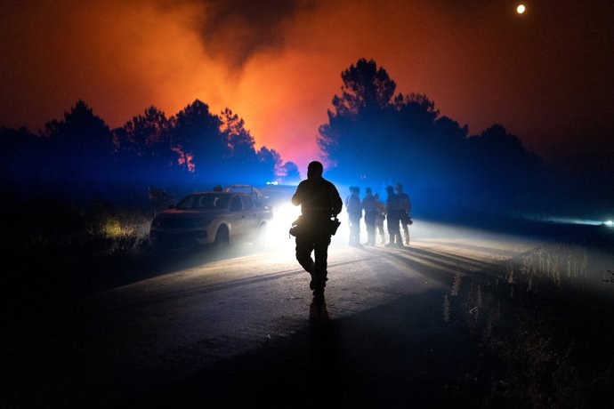 Varios efectivos terrestres actúan durante un incendio forestal, a 17 de agosto de 2024, en Trabazos, Zamora, Castilla y León (España).