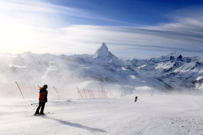 Archivo - ZERMATT, Dec. 25, 2023  -- This photo taken on Dec. 10, 2023 shows people skiing in Zermatt, Switzerland.   As winter falls, the Swiss town of Zermatt and China's Jilin entered their peak season for tourists.    Thanks to the landscape that over