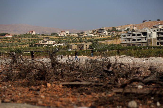 21 August 2024, Lebanon, Nabi Sheet: Hezbollah members inspect the site where Israeli warplanes raided what believed to be an ammunition depot in the village of Nabi Sheet in Lebanese eastern Bekaa valley. Photo: Marwan Naamani/dpa