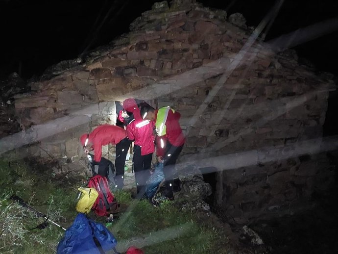 Rescatados dos senderistas desorientados y enriscados en Vega de Pas