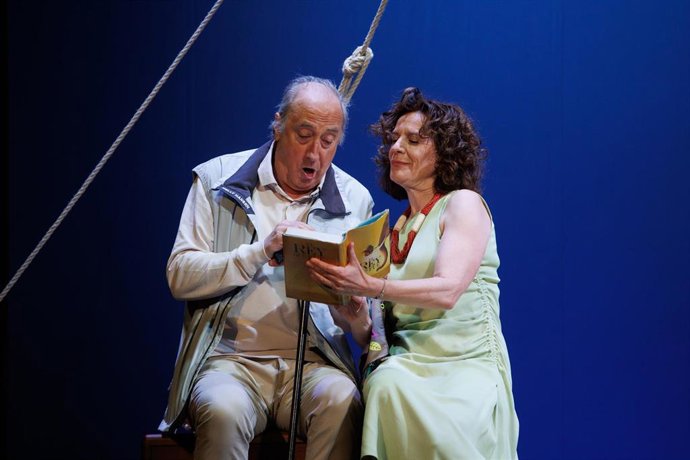 Archivo - El actor Ramón Fontseré y la actriz Pilar Sáenz durante la representación de la obra de teatro El Rey que fue de la compañía Els Joglars