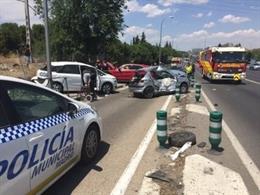 Archivo - Policía Municipal de Madrid, bomberos del Ayuntamiento y efectivos del Samur-Protección Civil acuden a un accidente múltiple en el kilómetro 5 de la A-42.