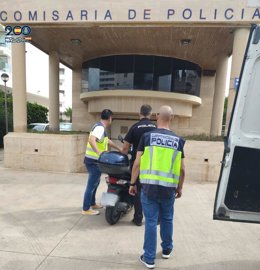 Los agentes localizaron la moto utilizada para el robo.