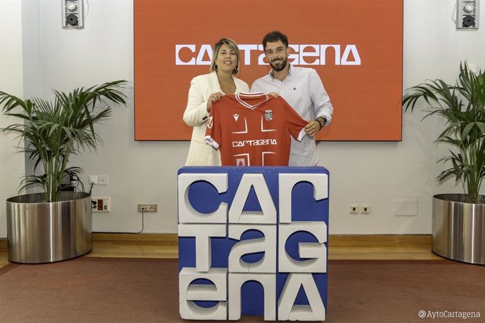 Presentación de la nueva camiseta del FC Cartagena promocionando la marca Cartagena