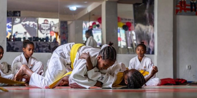 Niñas participando en clases de Judo impartidas por el JRS en Addis Abeba.