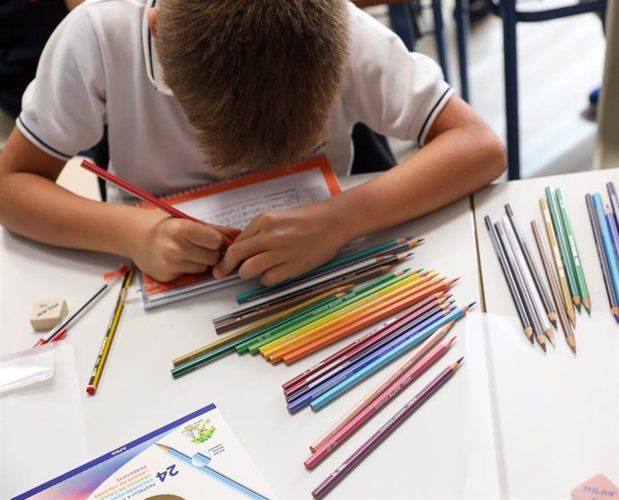 Archivo - Un niño colorea el día del inicio del curso en el colegio de la Alameda de Osuna, a 5 de septiembre de 2022, en Madrid (España). 