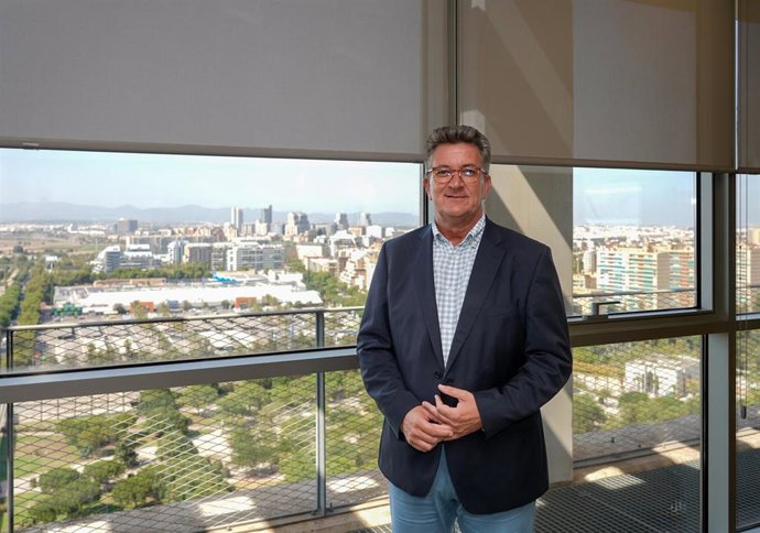 El conseller de Medio Ambiente, Infraestructuras y Territorio de la Generalitat Valenciana, Vicente Martínez Mus, posa tras una entrevista para Europa Press, en la sede de la Conselleria