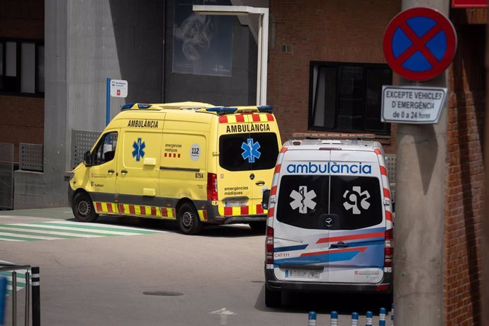 Archivo - Foto de archivo de unas ambulancias. 