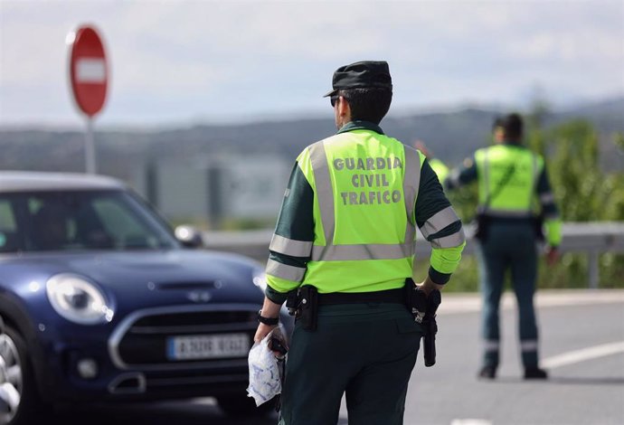 Archivo - Dos agentes de la Guardia Civil en un control de tráfico en el kilómetro 34 de la A-1, el día que comienza la operación salida del puente de mayo 2022, a 29 de abril de 2022, en Madrid (España). 