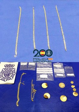 Archivo - Algunas de las piezas de oro falsas que el detenido y la mujer en búsqueda utilizaban para estafar.