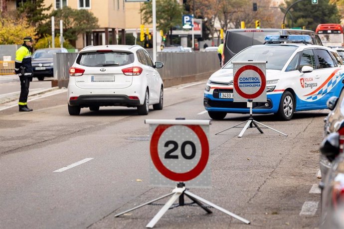 Un control de alcoholemia en la calle de Violante de Hungría de Zaragoza.