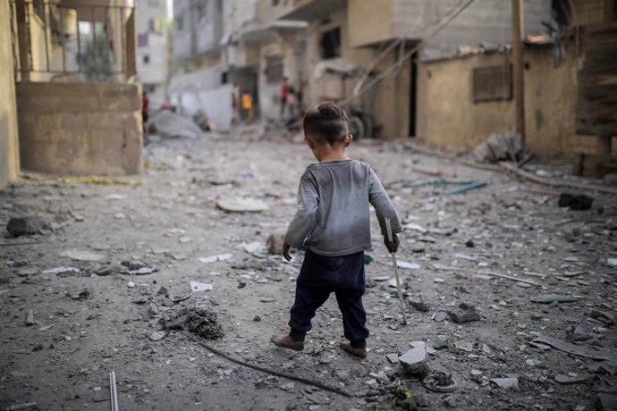 Niño en una zona de conflicto