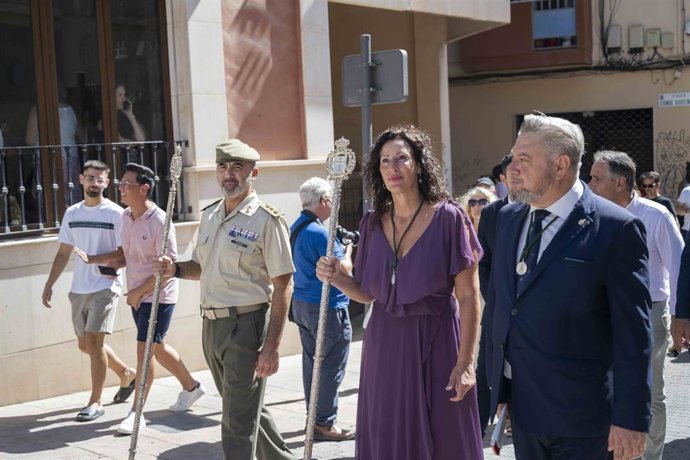 La alcaldesa de Almería, María del Mar Vázquez, durante el traslado de la Vírgen del Mar hasta la Catedral.