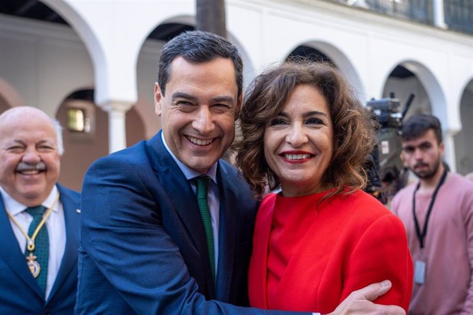 Archivo - El presidente de la Junta de Andalucía, Juanma Moreno, y la vicepresidenta y ministra de Hacienda, María Jesús Montero, en una imagen del Día de Andalucía. 