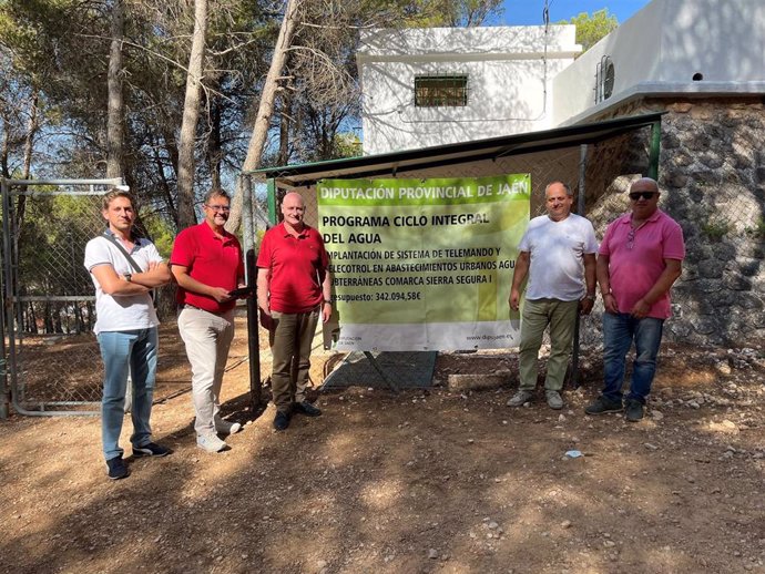 El diputado de Servicios Municipales, José Luis Hidalgo, visita el sistema de telemando y telecontrol del abastecimiento urbano procedente de aguas subterráneas en el municipio de Orcera.