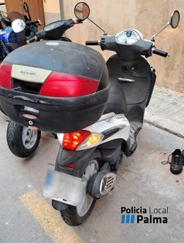 La motocicleta que intentaba llevarse el sospechoso.
