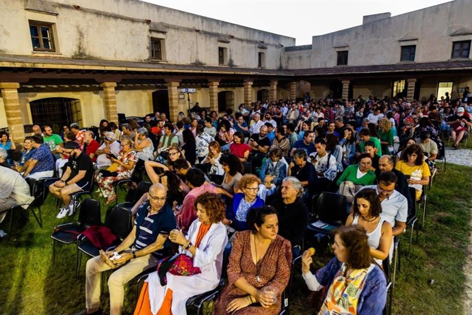 Espectadores disfrutan del ciclo 'Cortos a la Fresquita' en Cádiz.