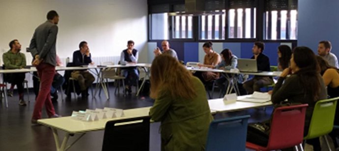 Las empresas de Vitartis que participan en el proyecto Arca, durante una de las sesiones que han dirigido los expertos de Omawa.