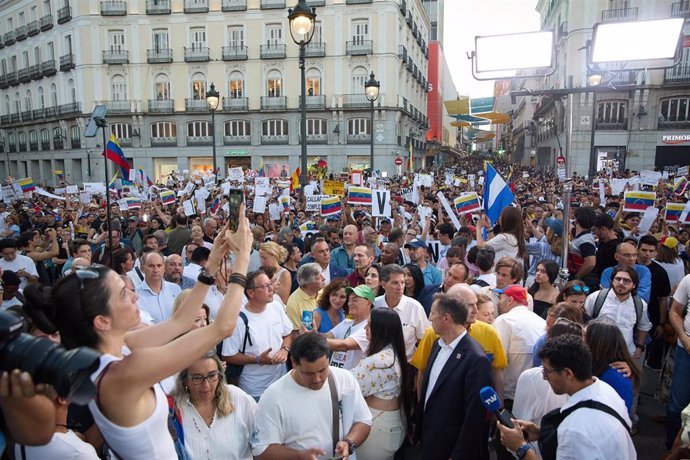 Decenas de personas durante una nueva protesta contra el Gobierno venezolano de Nicolás Maduro, en la Puerta del Sol, a 17 de agosto de 2024, en Madrid (España).